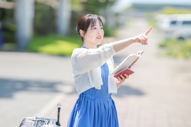 あここだと指差す女性