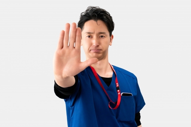 男性医療スタッフがちょっと待った画像