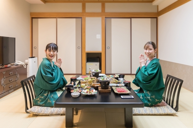 旅行旅館女性２人イメージ