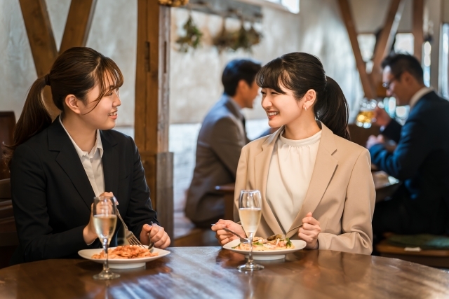 女性二人食事