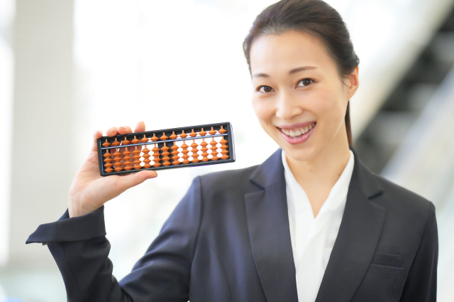 そろばんと女性