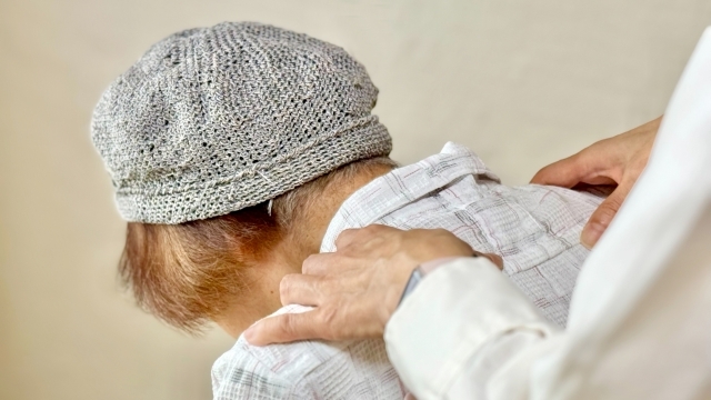 首肩マッサージ高齢女性