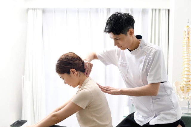 女性を整体マッサージ