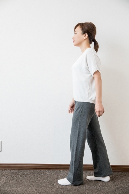 姿勢よく歩く女性
