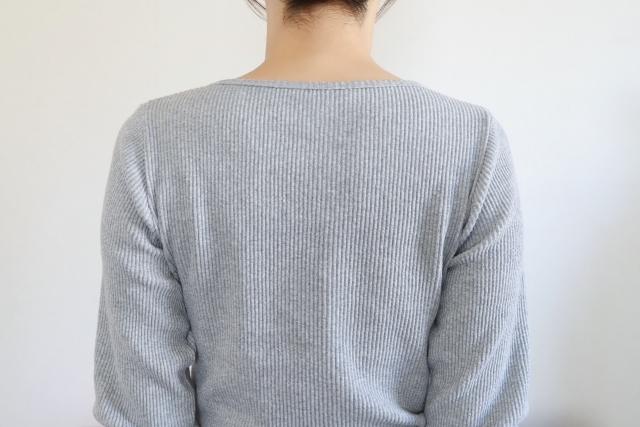 女性の背中姿勢