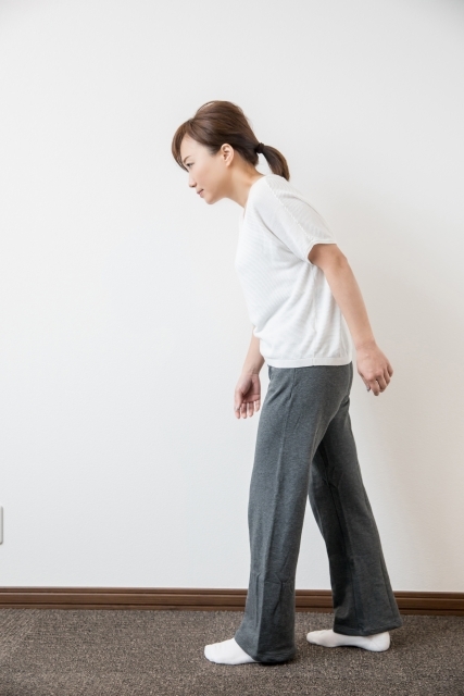 膝に負担のかかる歩き方特徴