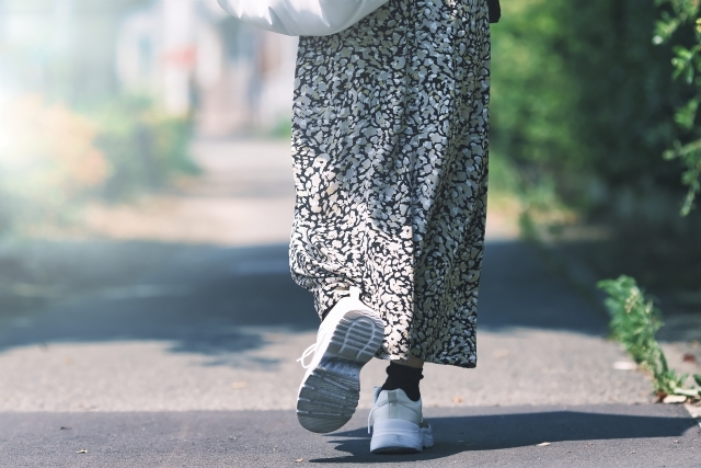 歩く女性足元