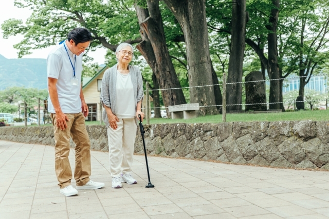 杖使用高齢者の歩行サポート画像