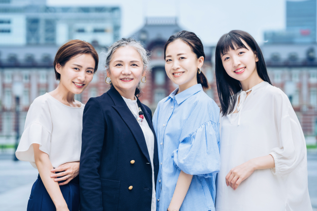女性４人画像