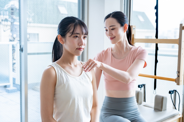 姿勢をサポートする女性